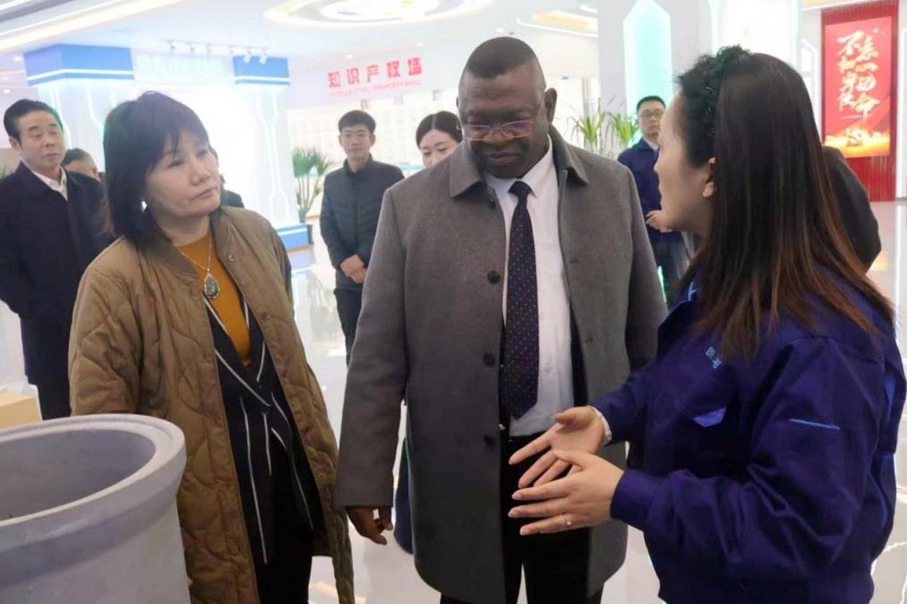 The Ambassador of the Republic of Zambia to the People’s Republic of China Iven Zyuulu visits Guoliang New Energy Research Institute
